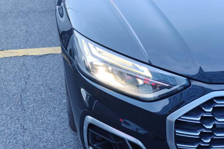 Used Audi Q5L 2023 40T Fashionable and Elegant Version Right Front Headlight