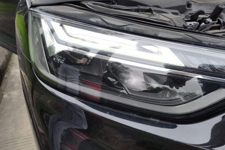 Used Audi Q5L 2023 40T Luxury Elegant Model Right Front Headlight