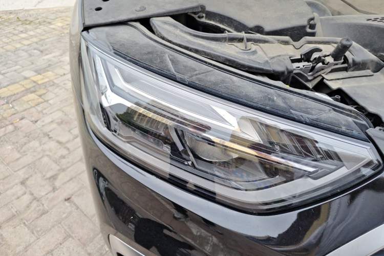 Used Audi Q5L 2023 40T Fashionable and Dynamic Edition Right Front Headlight