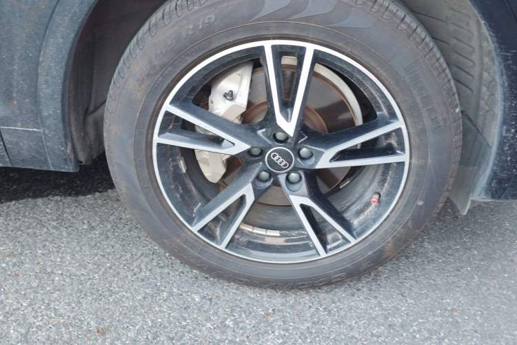 Used Audi Q5L 2023 40T Fashionable and Elegant Version Right Front Wheel Hub