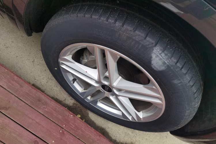 Used Audi Q5L 2023 40T Fashionable and Elegant Version Right Front Wheel Hub