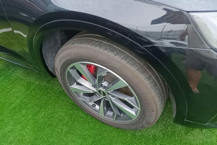 Used Audi Q5L 2023 40T Fashionable and Elegant Version Right Front Wheel Hub