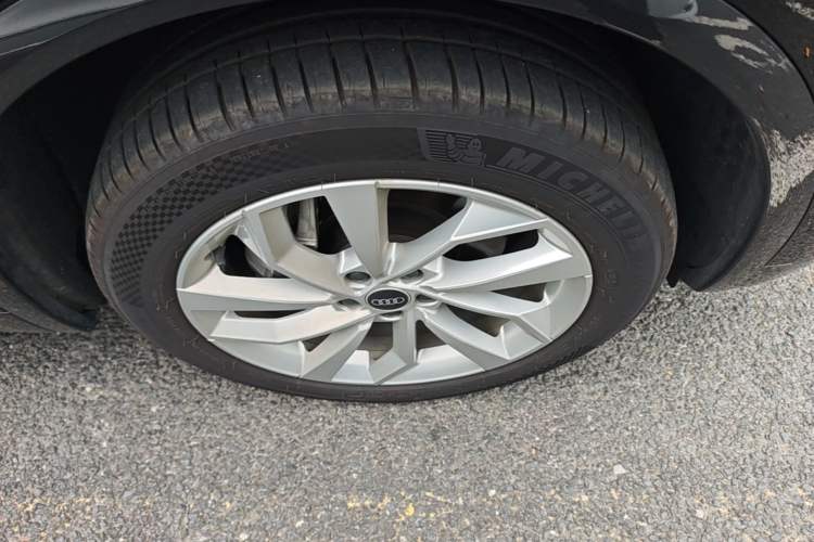 Used Audi Q5L 2023 40T Fashionable and Elegant Version Right Front Wheel Hub