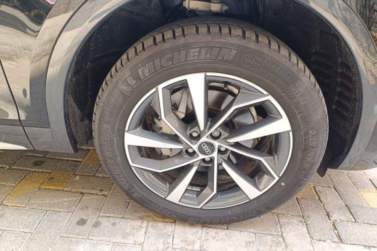 Used Audi Q5L 2023 40T Luxury Elegant Model Right Front Wheel Hub