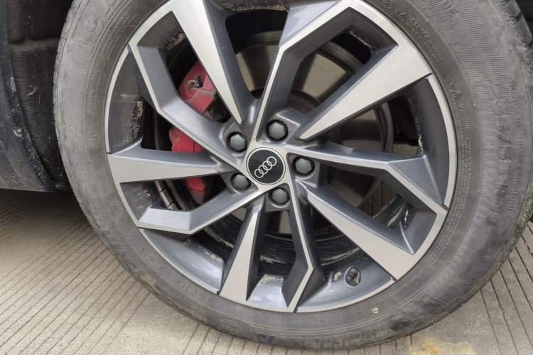 Used Audi Q5L 2023 40T Luxury Elegant Model Right Front Wheel Hub