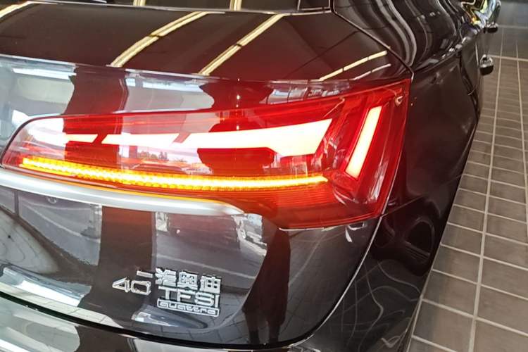 Used Audi Q5L 2023 40T Fashionable and Dynamic Edition Right Rear Taillight
