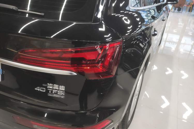 Used Audi Q5L 2023 40T Fashionable and Elegant Version Right Rear Taillight
