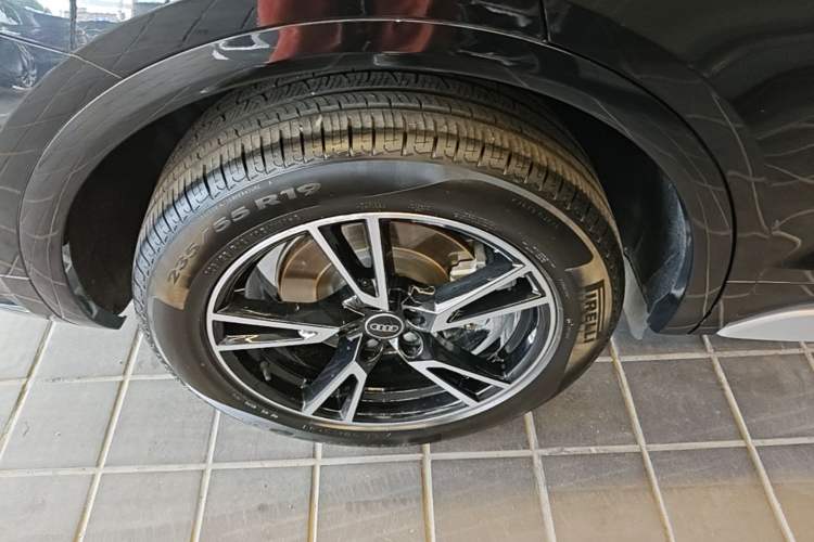 Used Audi Q5L 2023 40T Fashionable and Dynamic Edition Right Rear Wheel Hub