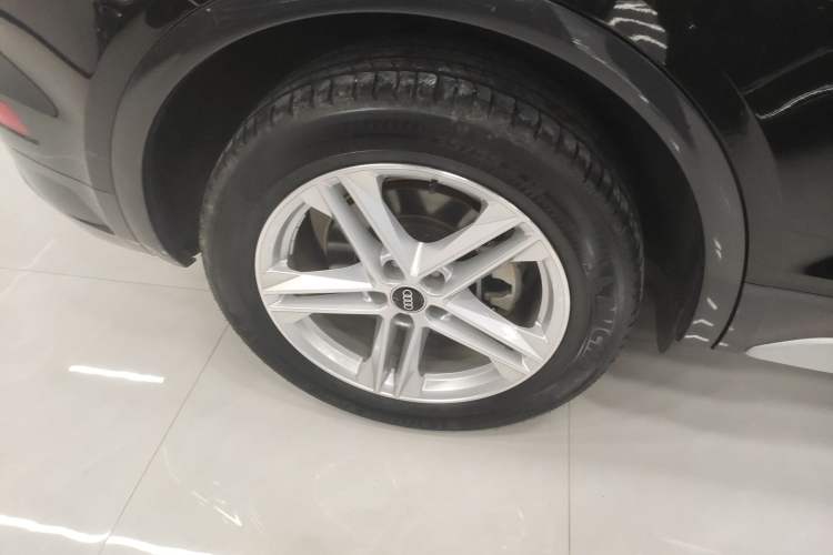 Used Audi Q5L 2023 40T Fashionable and Elegant Version Right Rear Wheel Hub