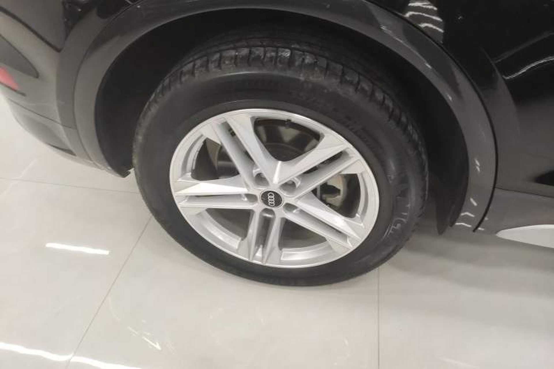 Used Audi Q5L 2023 40T Fashionable and Elegant Version Right Rear Wheel Hub
