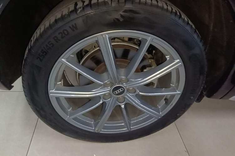 Used Audi Q5L 2023 40T Fashionable and Dynamic Edition Right Rear Wheel Hub
