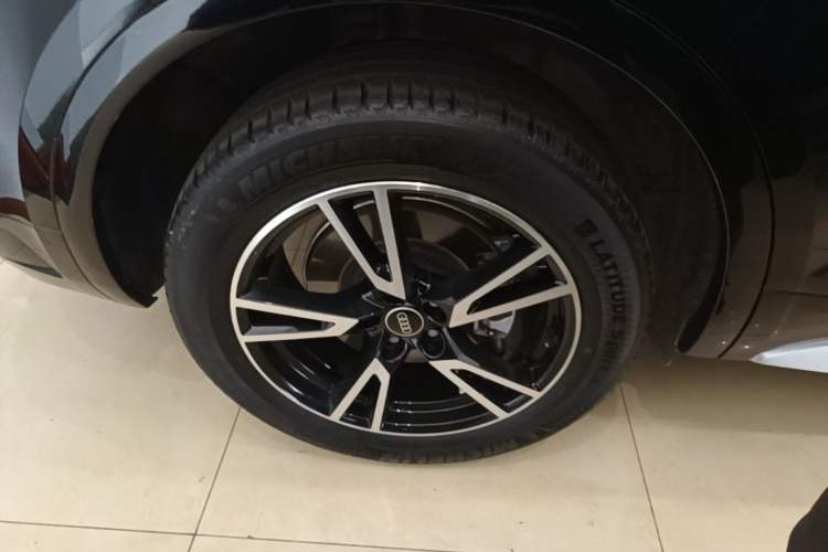 Used Audi Q5L 2023 40T Fashionable and Dynamic Edition Right Rear Wheel Hub
