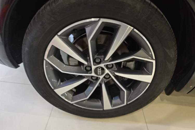 Used Audi Q5L 2023 40T Fashionable and Dynamic Edition Right Rear Wheel Hub