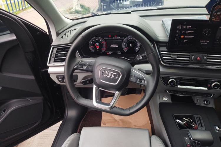 Used Audi Q5L 2023 40T Fashionable and Dynamic Edition Steering Wheel