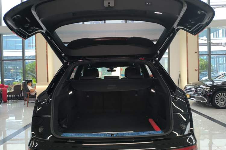 Used Audi Q5L 2023 40T Luxury Dynamic Model Trunk
