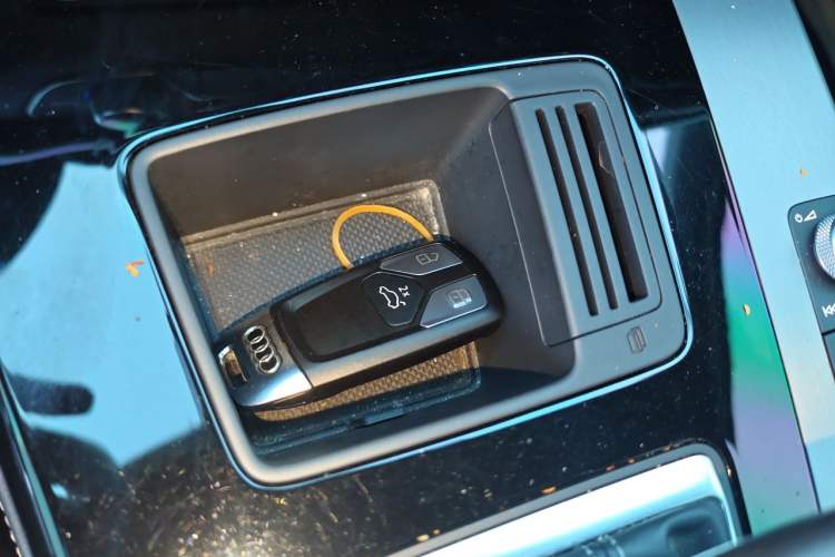Used Audi Q5L 2023 40T Fashionable and Elegant Version Vehicle Key