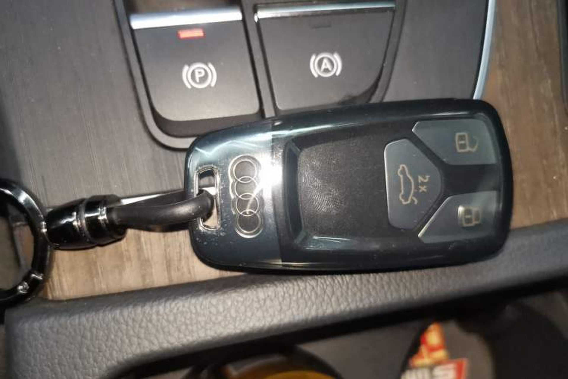 Used Audi Q5L 2023 40T Luxury Elegant Model Vehicle Key