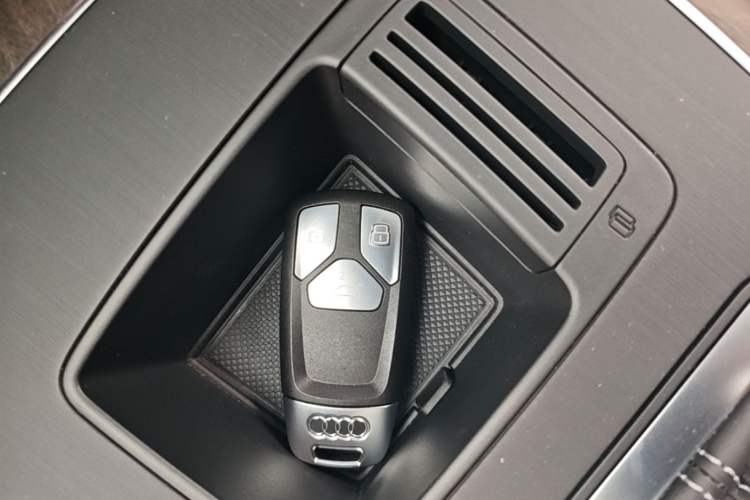 Used Audi Q5L 2023 40T Luxury Elegant Model Vehicle Key