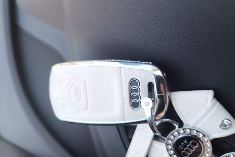Used Audi Q5L 2023 40T Luxury Dynamic Model Vehicle Key