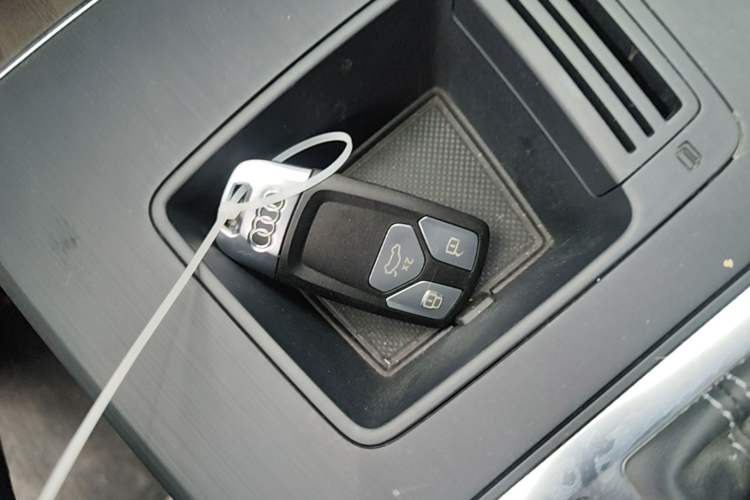 Used Audi Q5L 2023 40T Luxury Elegant Model Vehicle Key