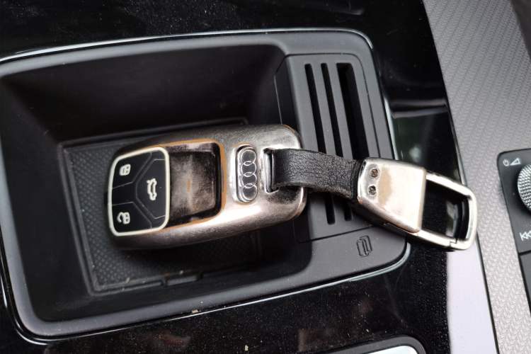 Used Audi Q5L 2023 40T Luxury Elegant Model Vehicle Key