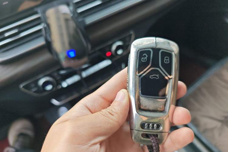 Used Audi Q5L 2023 40T Luxury Elegant Model Vehicle Key