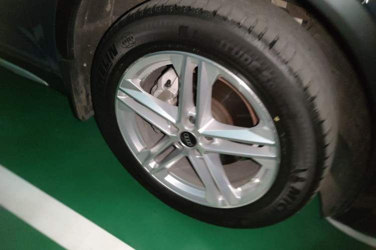 Used Audi Q5L 2023 40T Fashionable and Elegant Version Right Front Wheel Hub