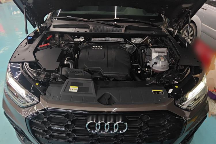 Used Audi Q5L 2023 40T Luxury Dynamic Model Engine Bay