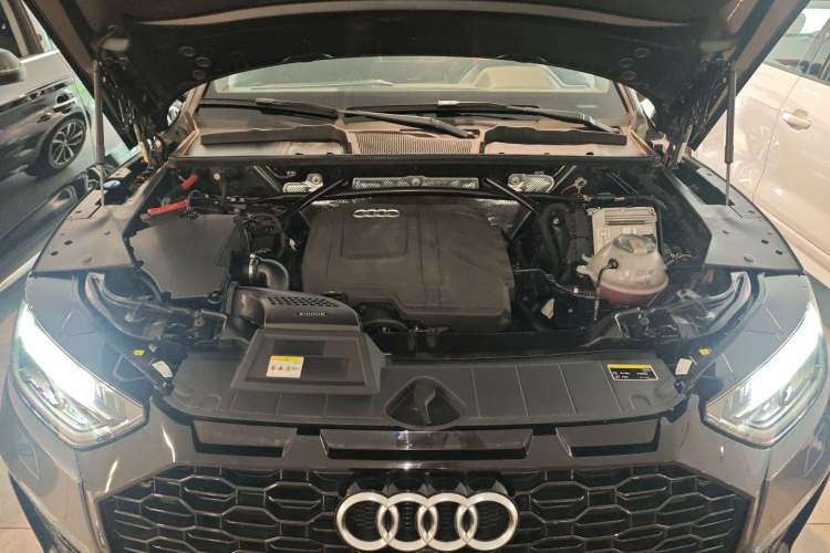 Used Audi Q5L 2023 40T Luxury Dynamic Model Engine Bay