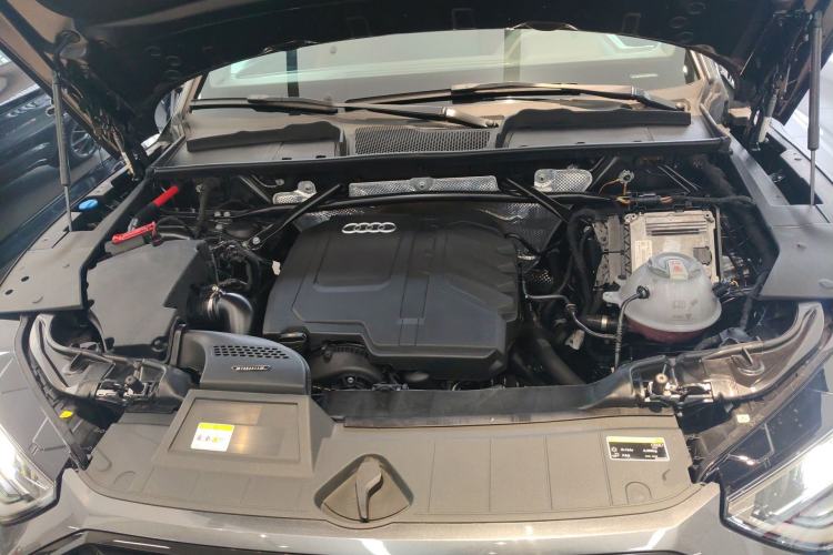 Used Audi Q5L 2023 40T Luxury Dynamic Model Engine Bay