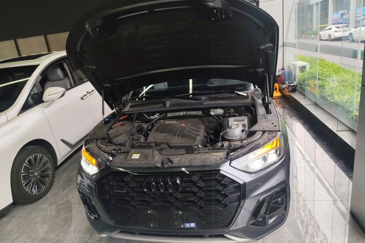 Used Audi Q5L 2023 40T Luxury Dynamic Model Engine Bay