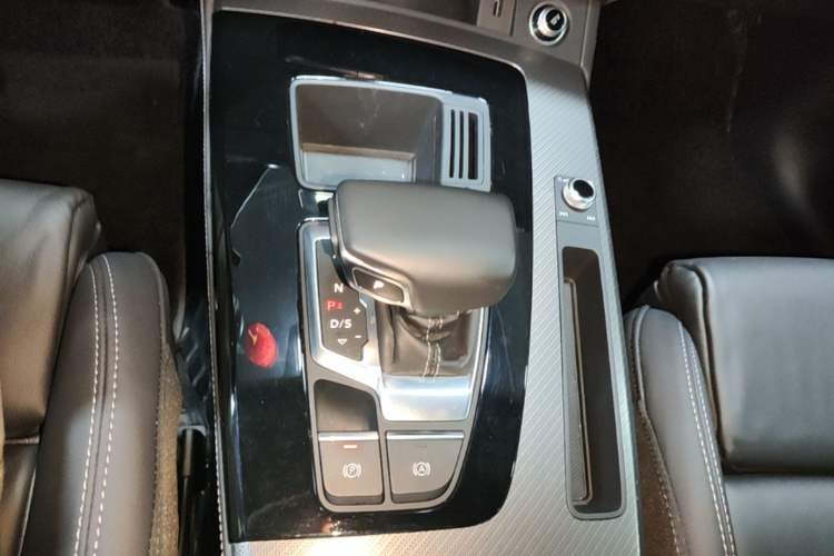 Used Audi Q5L 2023 40T Luxury Dynamic Model Gear Lever