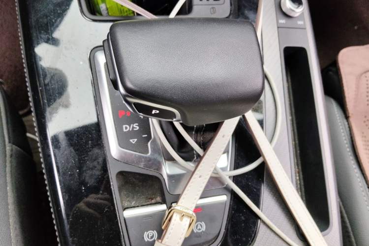 Used Audi Q5L 2023 40T Luxury Dynamic Model Gear Lever