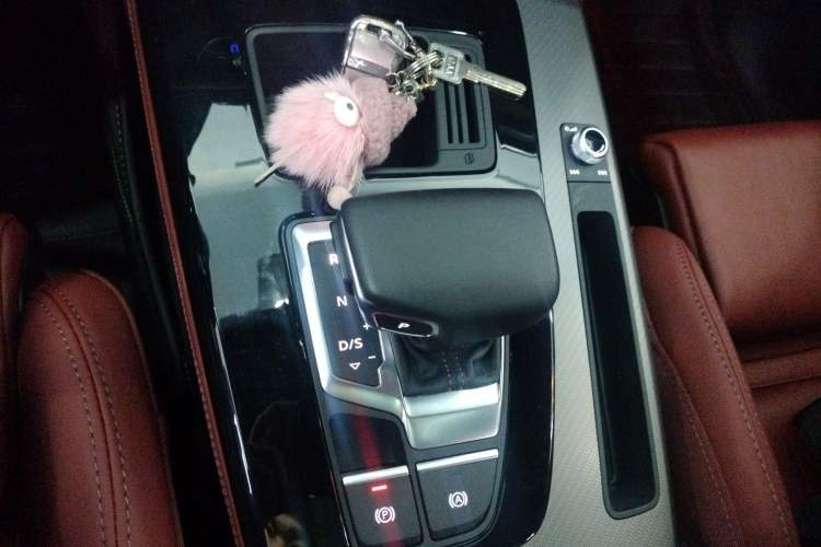 Used Audi Q5L 2023 40T Luxury Dynamic Model Gear Lever