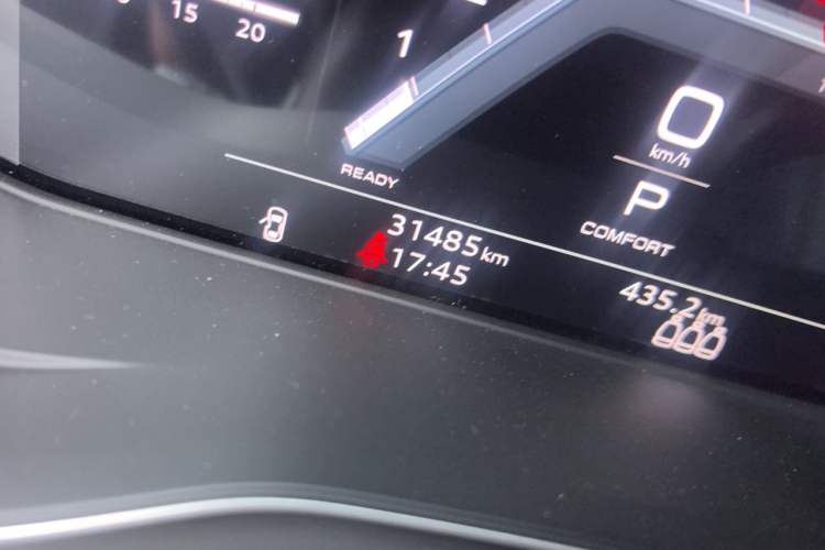 Used Audi Q5L 2023 40T Luxury Dynamic Model Odometer Close Up