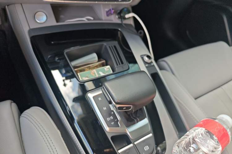 Used Audi Q5L 2023 40T Fashionable and Dynamic Edition Gear Lever
