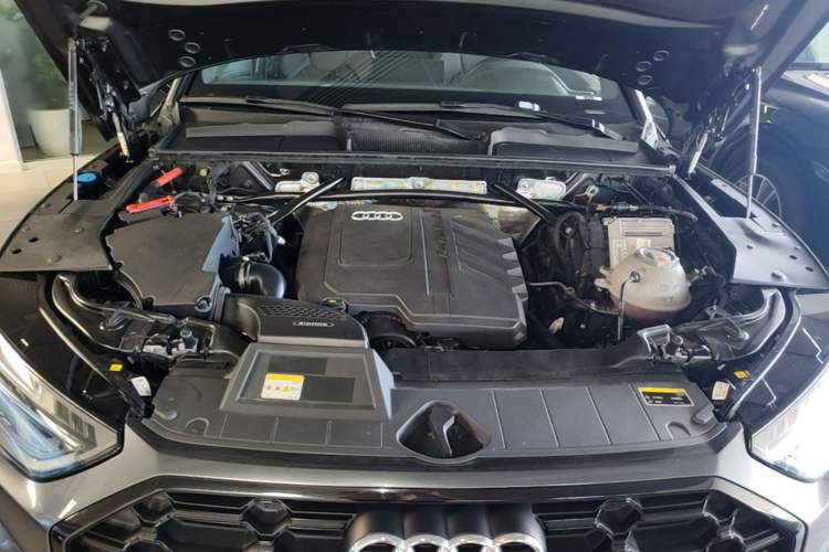 Used Audi Q5L 2023 40T Luxury Dynamic Model Engine Bay