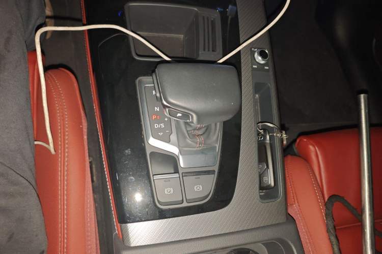 Used Audi Q5L 2023 40T Luxury Dynamic Model Gear Lever