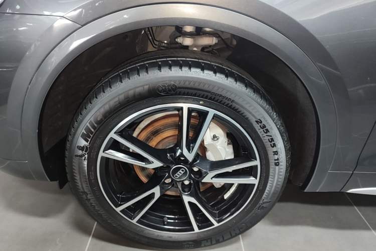 Used Audi Q5L 2023 40T Fashionable and Dynamic Edition Left Front Wheel Hub