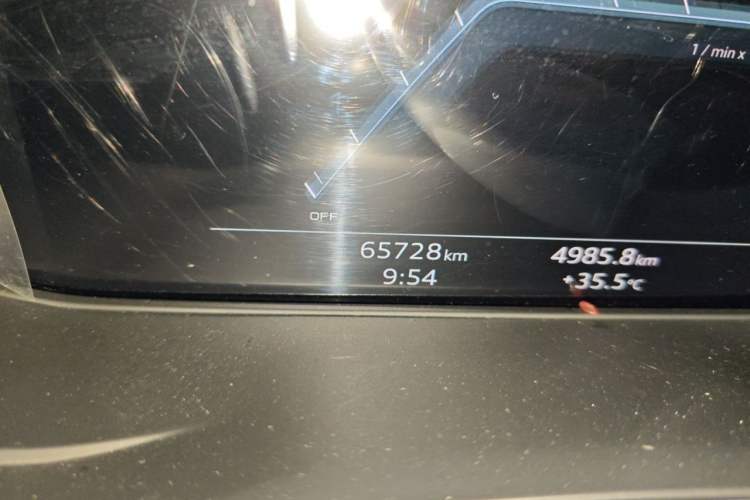 Used Audi Q5L 2023 45T Luxury Dynamic Model Odometer Close Up