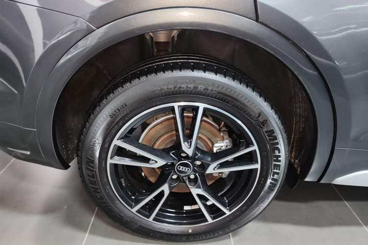 Used Audi Q5L 2023 40T Fashionable and Dynamic Edition Right Rear Wheel Hub