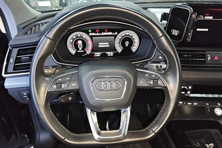 Used Audi Q5L 2023 40T Fashionable and Dynamic Edition Steering Wheel