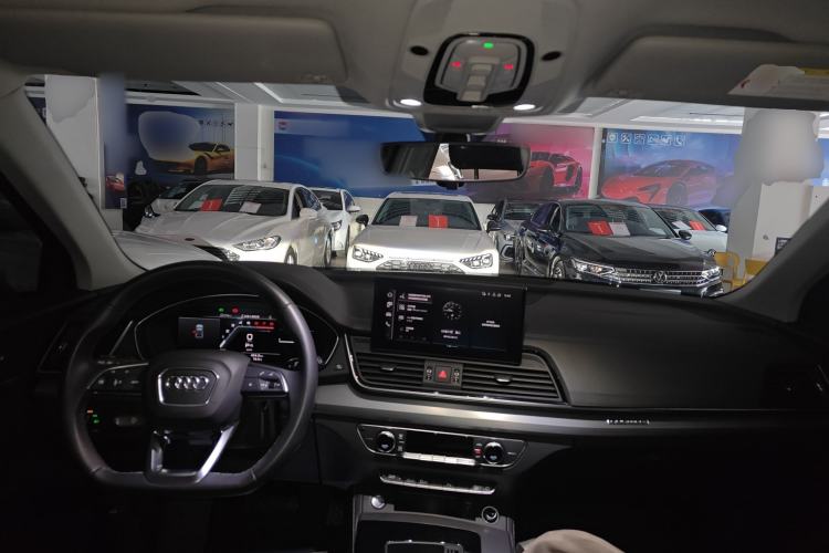 Used Audi Q5L 2023 40T Fashionable and Dynamic Edition Center Console