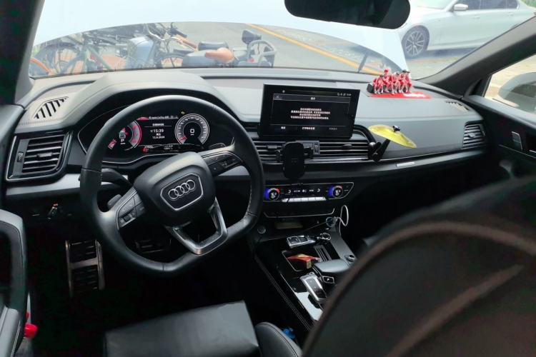 Used Audi Q5L 2023 40T Fashionable and Dynamic Edition Center Console
