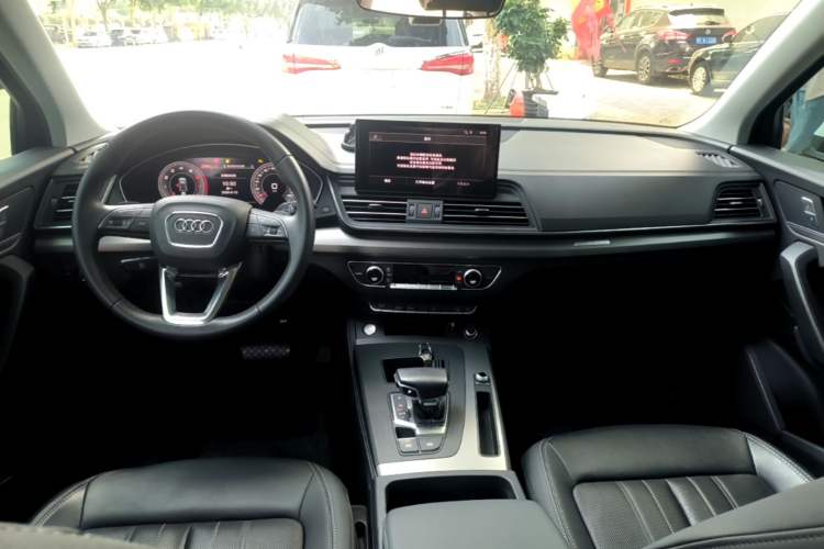 Used Audi Q5L 2023 40T Fashionable and Elegant Version Center Console