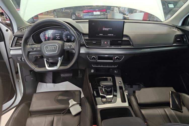 Used Audi Q5L 2023 40T Fashionable and Dynamic Edition Center Console