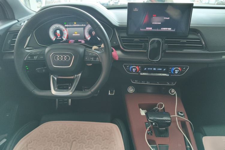 Used Audi Q5L 2023 40T Fashionable and Dynamic Edition Center Console