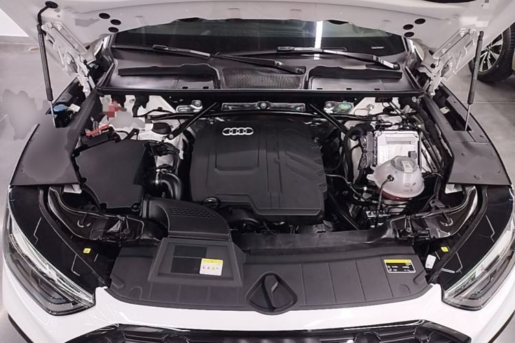 Used Audi Q5L 2023 40T Luxury Dynamic Model Engine Bay