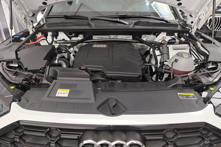 Used Audi Q5L 2023 40T Luxury Dynamic Model Engine Bay