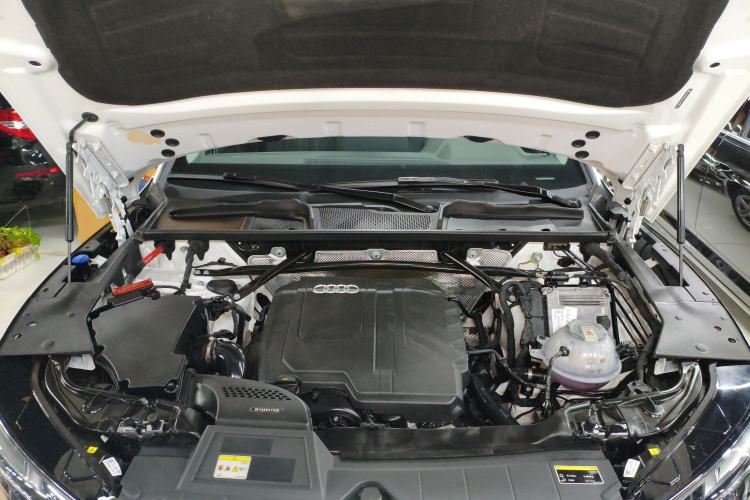 Used Audi Q5L 2023 40T Fashionable and Elegant Version Engine Bay